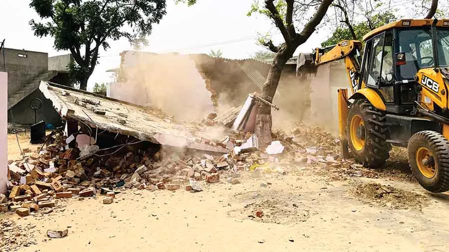 Bulldozer: तीन नशा तस्करों के घरों पर चला पीला पंजा