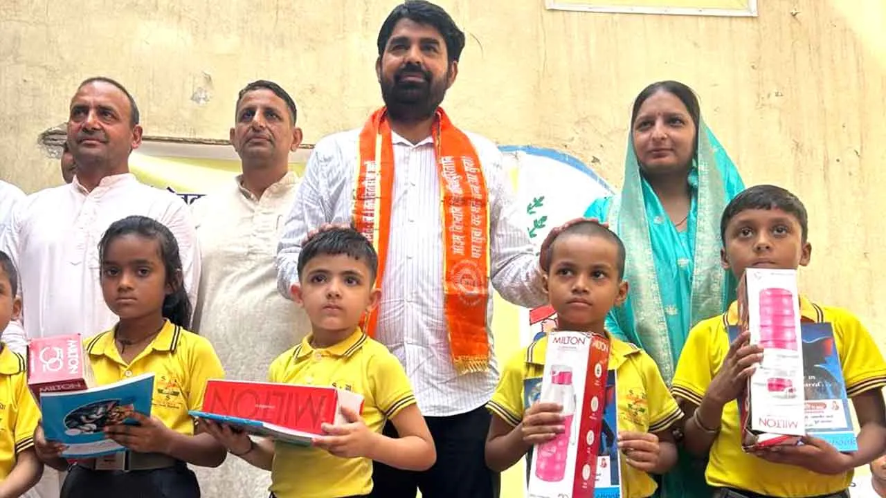 विधायक ने छात्रों को बांटी पानी की बोतल व कॉपियां