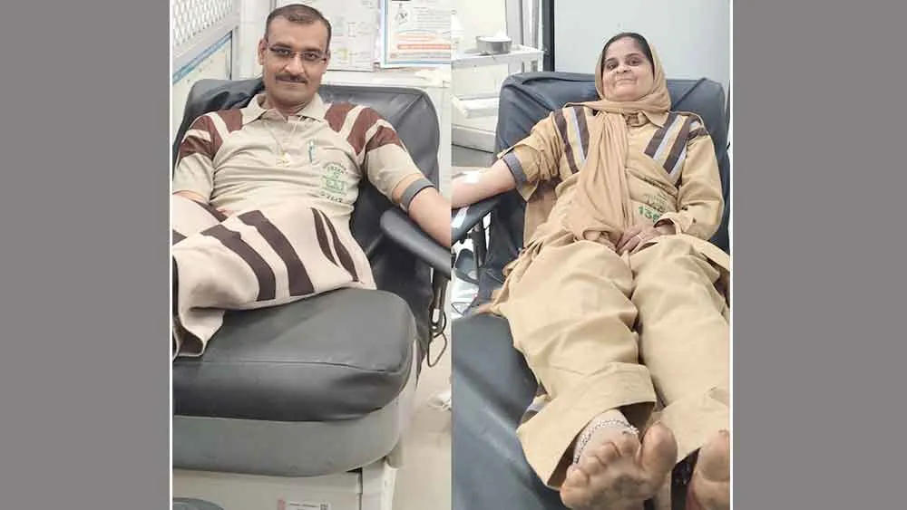 Blood Donation: दंपत्ति ने अपनी शादी की सालगिरह पर किया रक्तदान