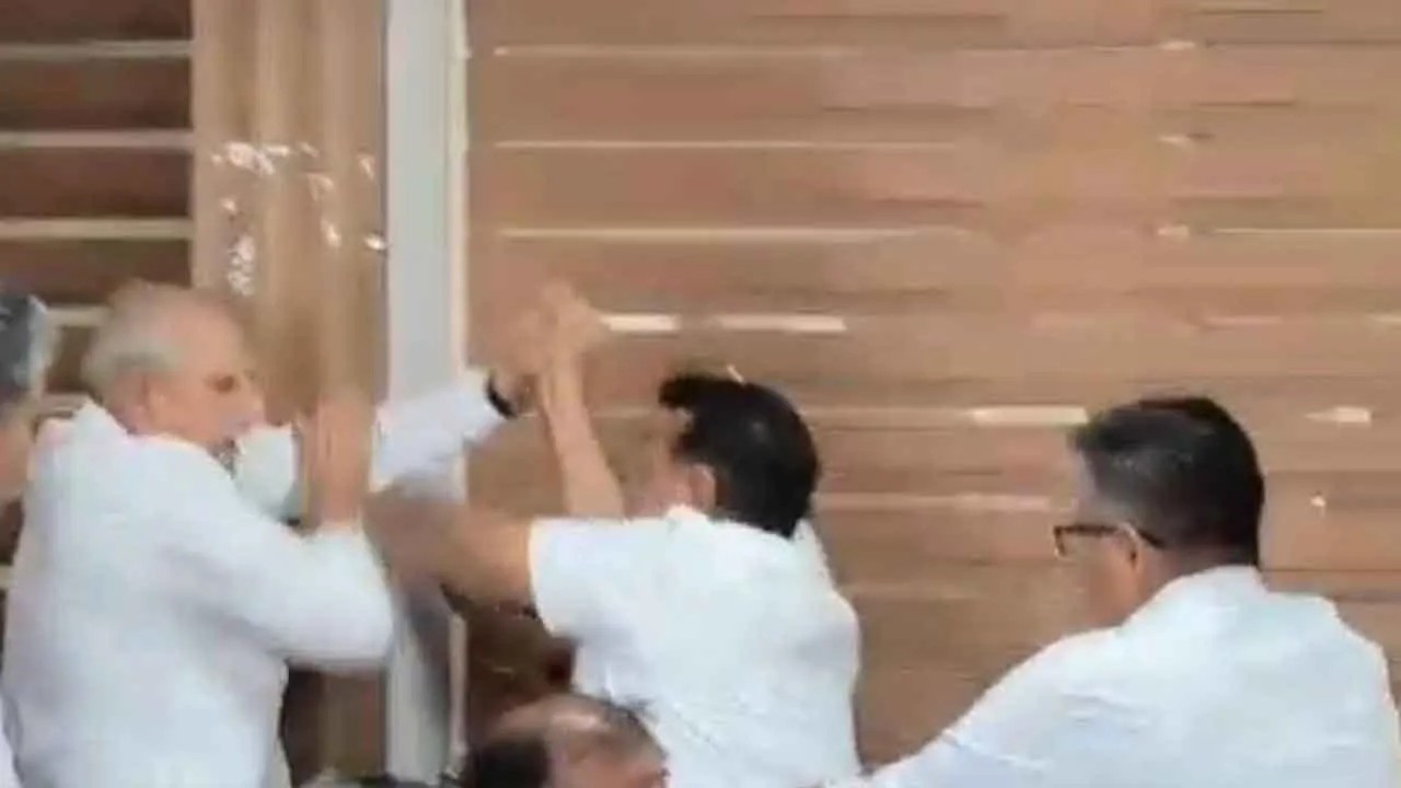 हंगामे की भेंट चढ़ी नगर परिषद की बैठक