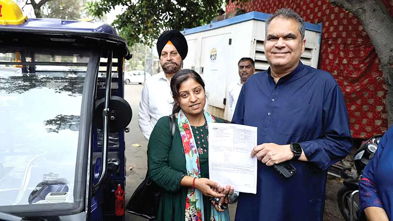 सड़क पर सामान बेचने वाली सोनम को सांसद के प्रयासों से मिली ई-रिक्शा