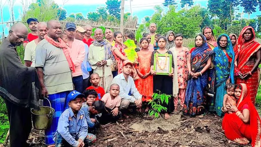 Bihar News: अस्थियों पर पौधा लगाकर के दिया पर्यावरण बचाओ सन्देश…