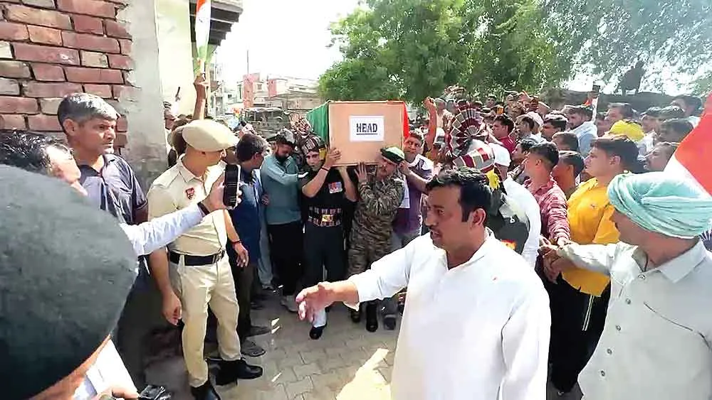 Charkhi Dadri: शहीद लांसनायक मनोज फोगाट पंचतत्व में विलीन, सैन्य सम्मान के साथ किया गया अंतिम संस्कार