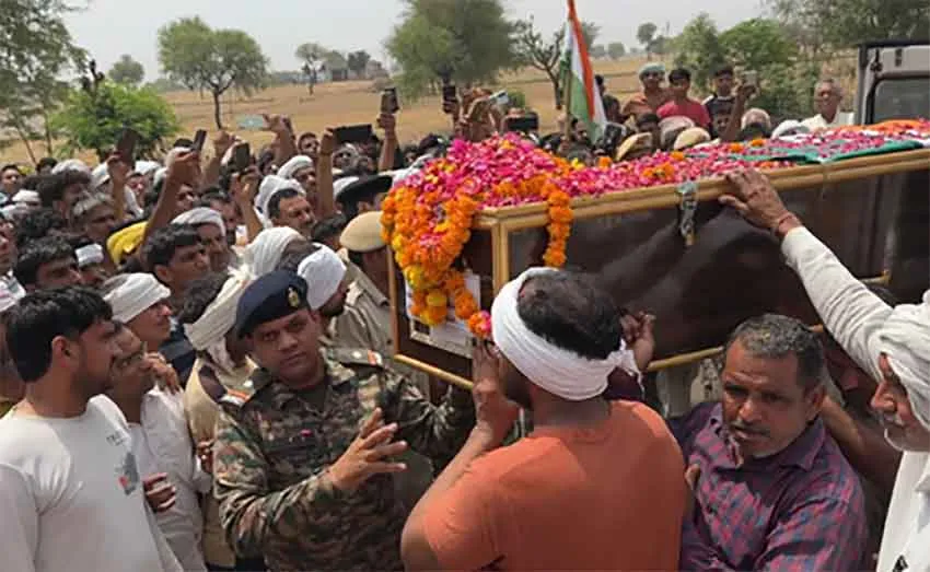 Haryana: जम्मू-कश्मीर में शहीद चरखी दादरी के अमित सांगवान का किया अंतिम संस्कार, बहन ने दी मुखाग्नि
