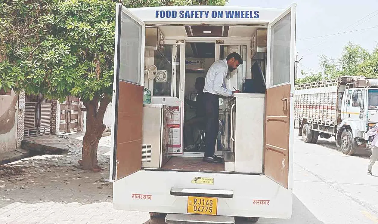 मोबाइल खाद्य परीक्षण प्रयोगशाला के जरिए दूध की जांच