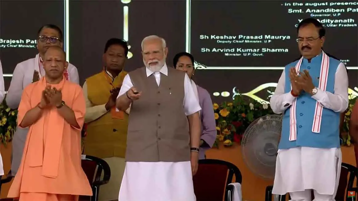Kanpur: 11 वर्षीय छात्रा ने हाथ में स्केच लेकर पीएम मोदी को ये क्या कहा ?