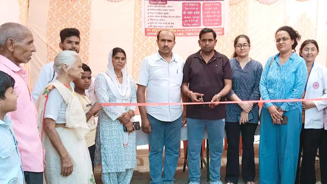 मुझेड़ा में नेत्र चिकित्सा शिविर का शुभारंभ मोहन प्रजापति ने किया