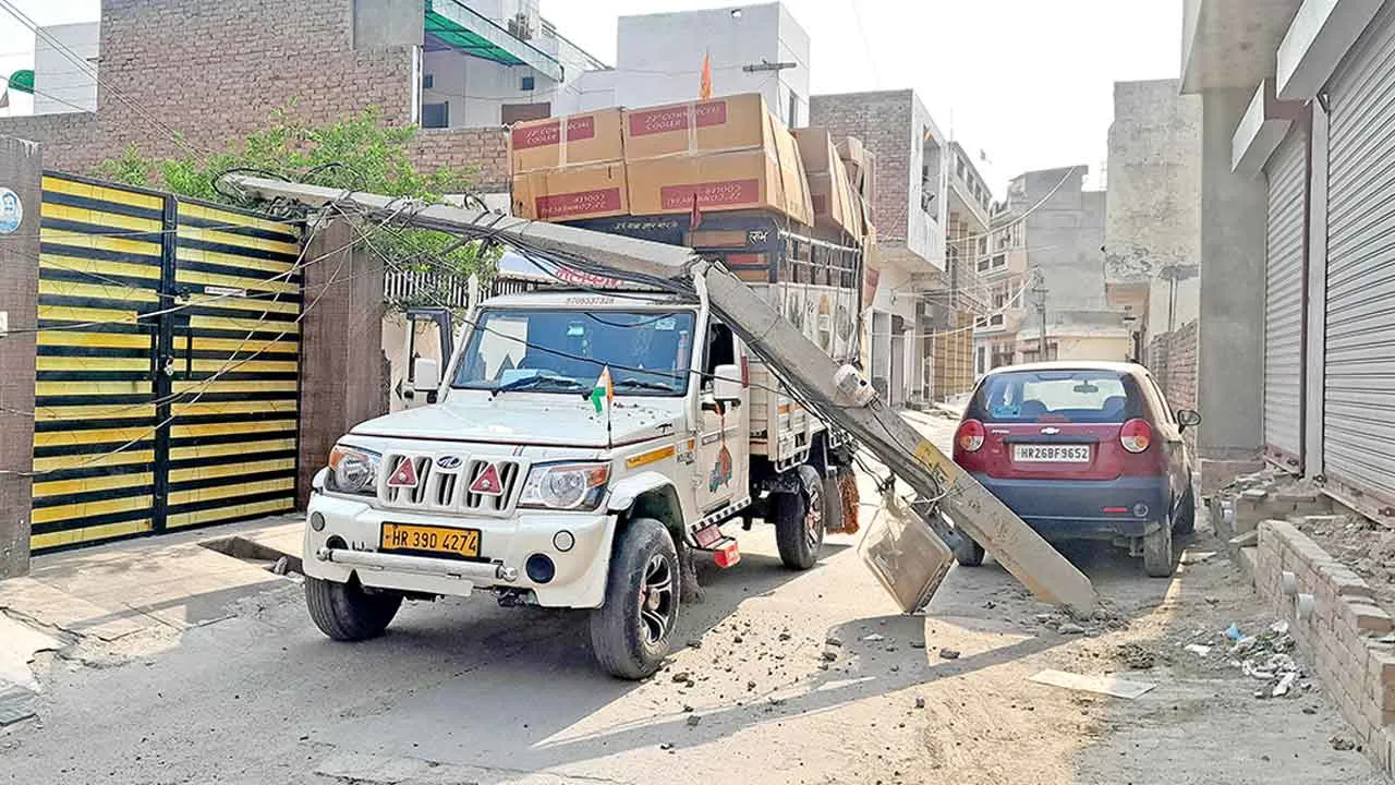 वाई-फाई तारों में उलझी पिकअप गाड़ी पर गिरा बिजली का पोल, चालक ने कूदकर बचाई जान