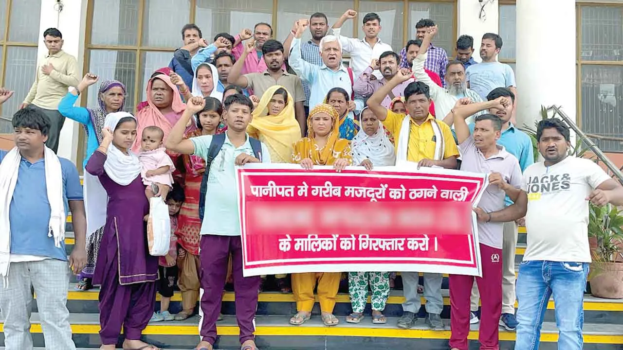 निजी कंपनी करोड़ों लेकर फरार, मजदूरों ने किया प्रदर्शन