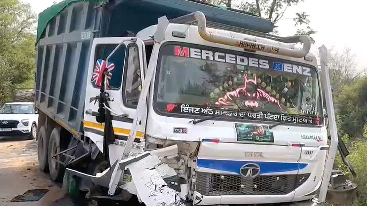 Road Accident: कानून की धज्जियां उड़ा सड़कों पर दौड़ रहा था घरों के चिराग बुझाने वाला टिप्पर