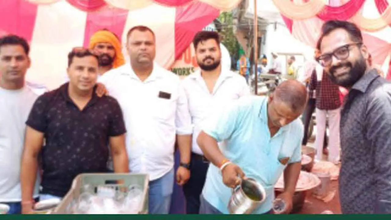 निस्वार्थ सेवा कर लोगों की मदद कर रही संकल्प फाउंडेशन ने लगाया भंडारा