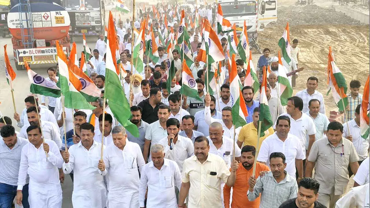 देश की जनता भारतीय सैनिकों को वीरता व कामयाबी के लिए उनके सम्मान में तिरंगा यात्राओं के माध्यम से अपनी भावना का इजहार कर रही है – कंवरपाल गुर्जर