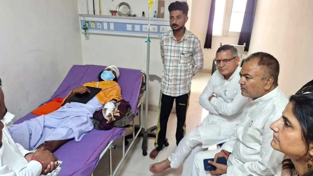पूर्व कैबिनेट मंत्री कंवरपाल गुर्जर ने घायल महंत से की मुलाकात