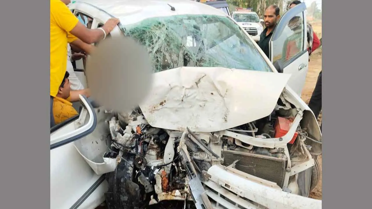 Road Accident: अनियंत्रित कार पेड़ से टकराई, चालक गंभीर