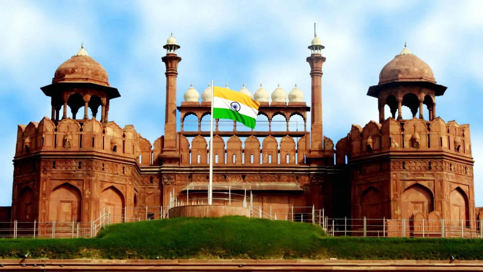 India Pak War: दिल्ली की ऐतिहासिक इमारतों, लाल किला और कुतुब मीनार के बाहर अतिरिक्त बल तैनात