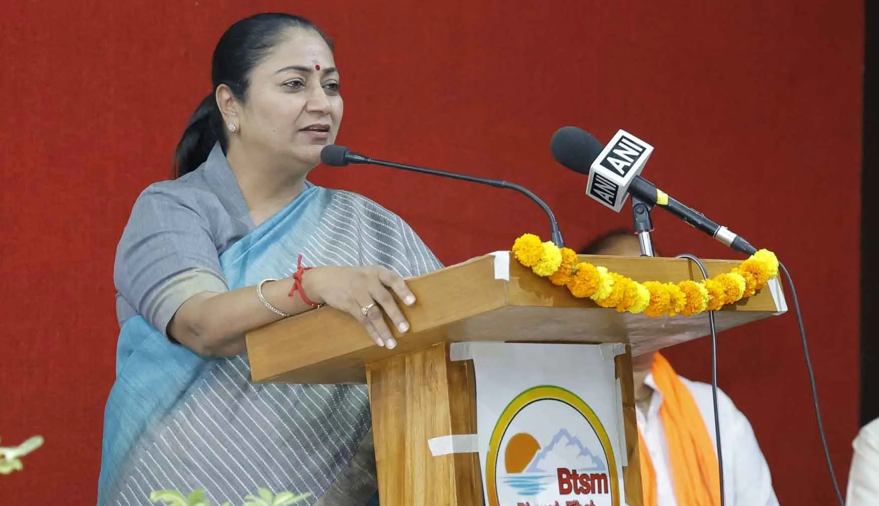 Delhi: दिल्‍ली सीएम रेखा गुप्ता ने चलाई झाड़ू, कनॉट प्‍लेस के हनुमान मंदिर से शुरू किया स्वच्छता अभियान