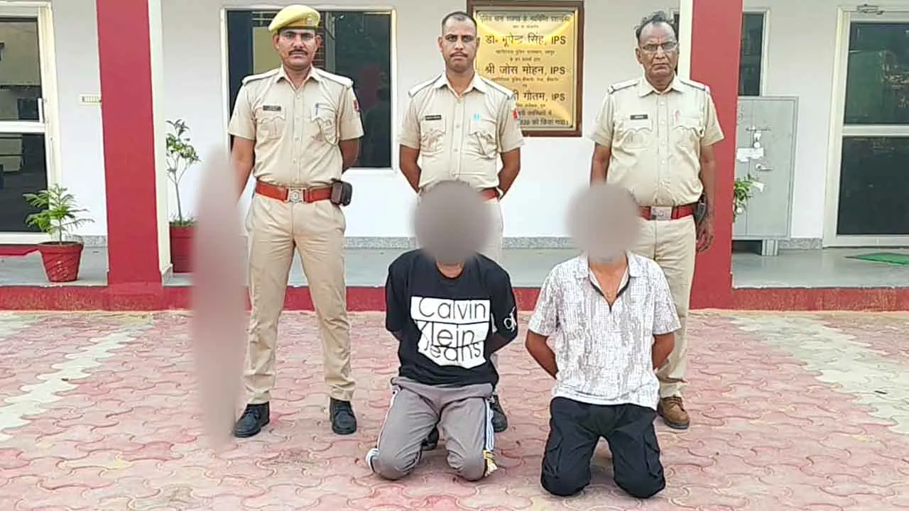 पुलिस थाना राजगढ के स्वागत कक्ष में बैठे दो युवकों को पुलिस ने दो पिस्टल सहित किया गिरफ्तार, शराब ठेका फायरिंग में थे आरोपी फरार