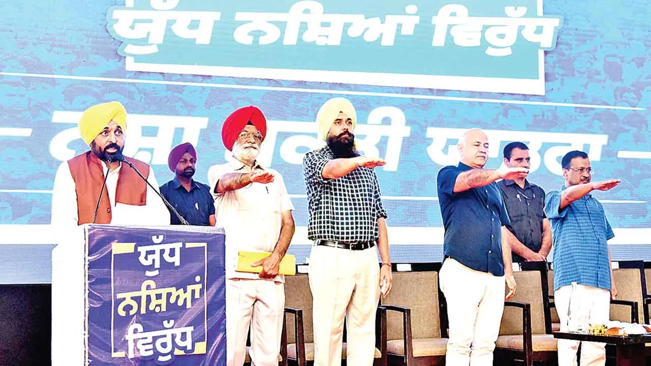 War Against Drugs: केजरीवाल व भगवंत सिंह मान ने लोगों को नशे के विरुद्ध जंग में योद्धा बनने की दिलाई शपथ