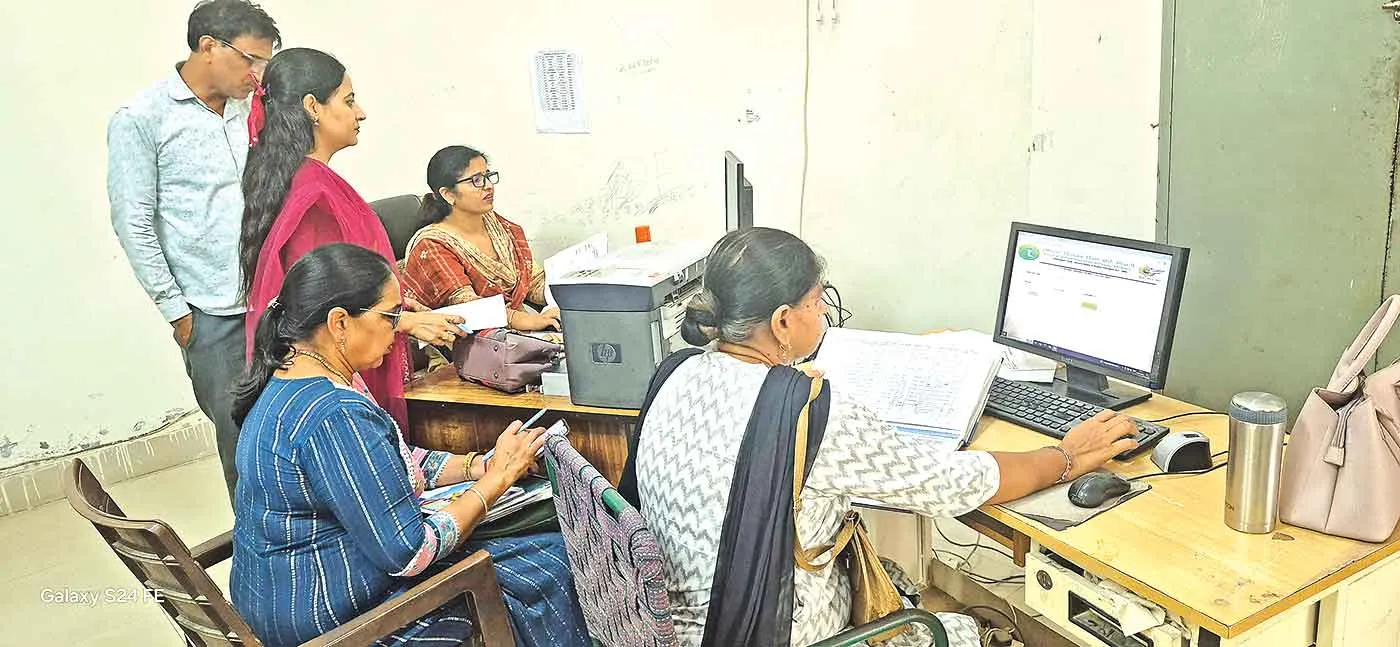 HBSE 12th Result 2025: दिनभर सरसा के स्कूलों में 12वीं कक्षा का परिणाम तैयार करने में जुटा रहा स्टाफ
