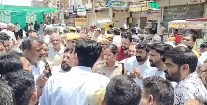 Shopkeepers Protests: आश्वासनों से परेशान दुकानदार धरने पर बैठे, किया चक्काजाम
