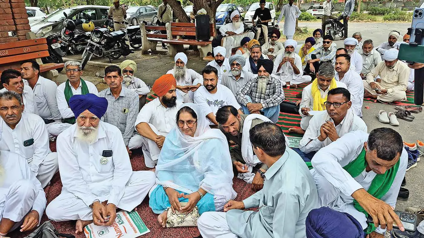 Farmers Protest in Sirsa: सरसा नहर में पानी छोड़ने की मांग को लेकर किसानों ने दिया धरना