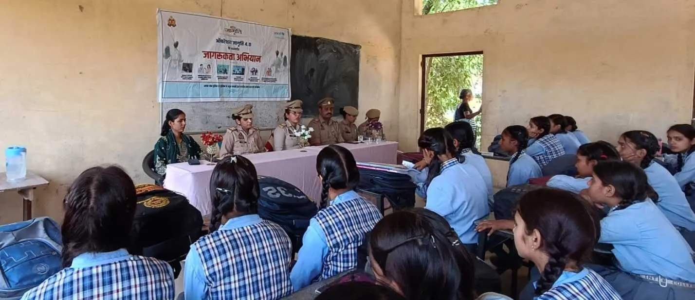 बाल कल्याण इंटर कॉलेज में छात्र-छात्राओं को साइबर अपराध की प्रति किया जागरूक