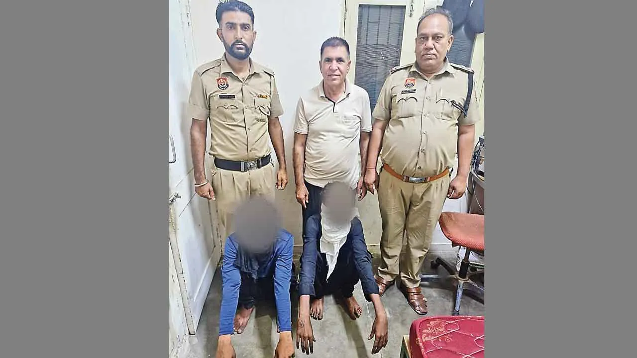 महिला के कान से सोने की बाली छीनने के मामले में दो युवक गिरफ्तार