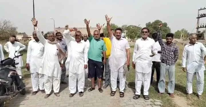 फिल्टर किए बगैर ट्यूबवैल का खारा पानी सप्लाई करने से आक्रोशित हुए ग्रामीण