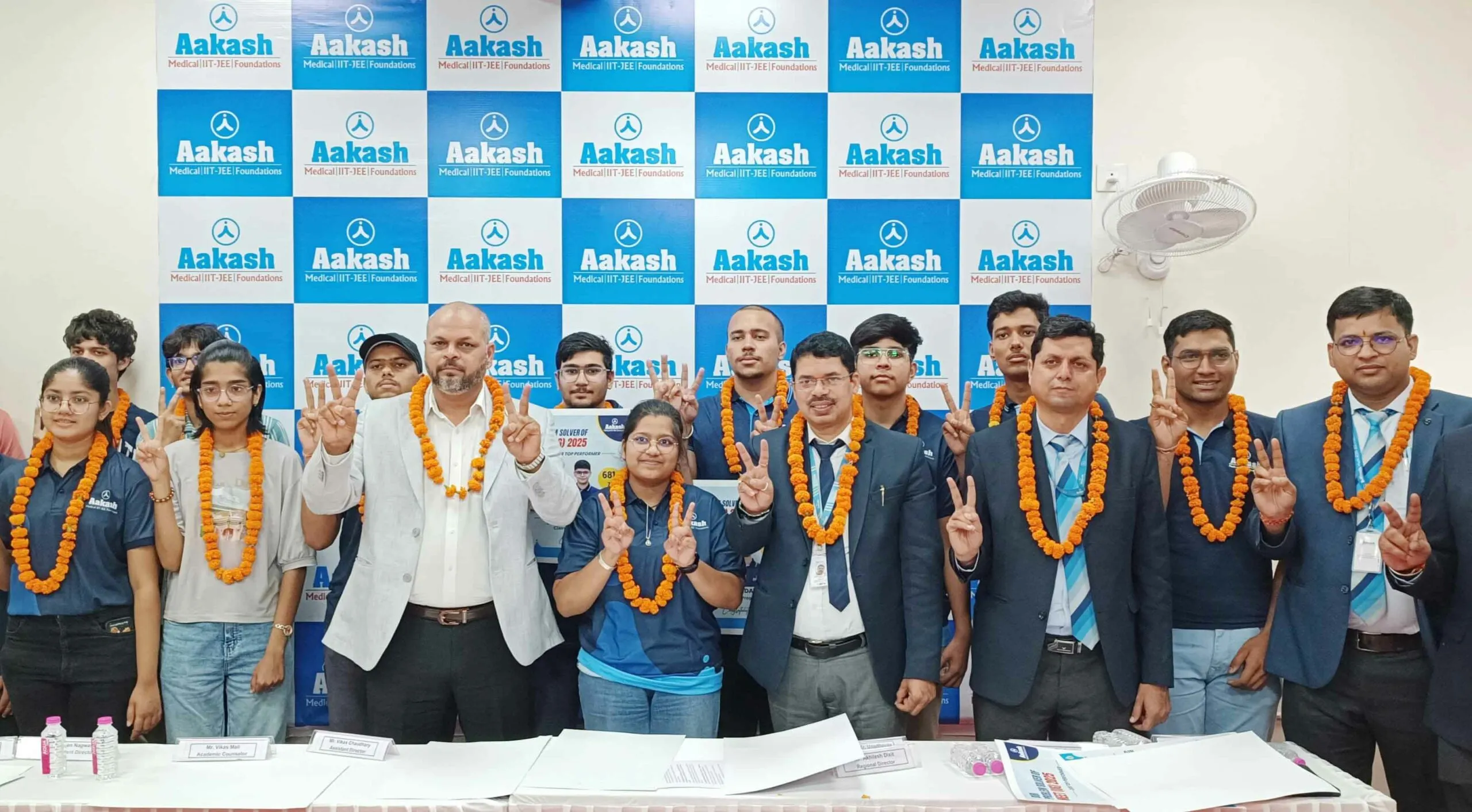 NEET UG 2025 Updates: आकाश इंस्टीट्यूट ने रचा इतिहास नीट यूजी 2025 की टॉप 10 में 5 विद्यार्थी, टॉप 100 में 29 छात्रों ने बनाई जगह