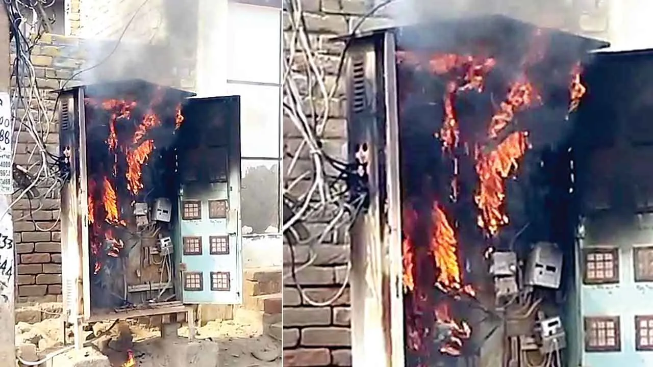 Meter Box Fire: मीटर बॉक्स में लगी आग, 10-12 मीटर जले, हजारों का नुक्सान