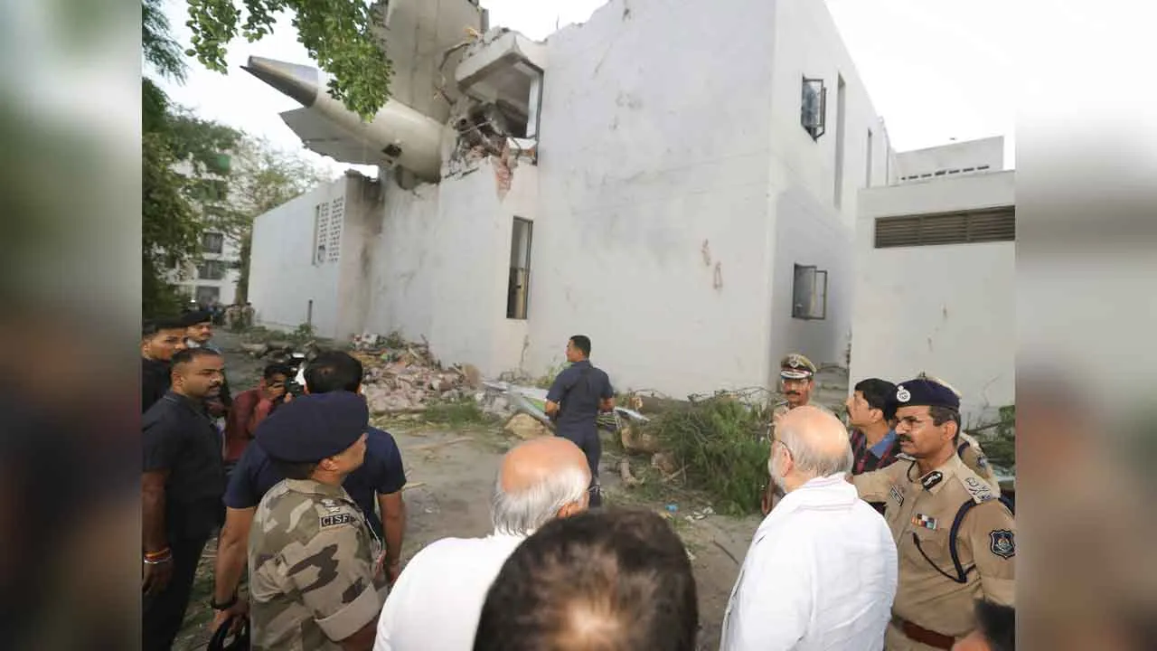 Air India plane crash Updates: ‘ऐसा लगा… पाकिस्तान ने मिसाइल दागी है’! बीजे मेडिकल कॉलेज के हॉस्टल छात्रों ने ब्यां किया भीषण तबाही का मंजर