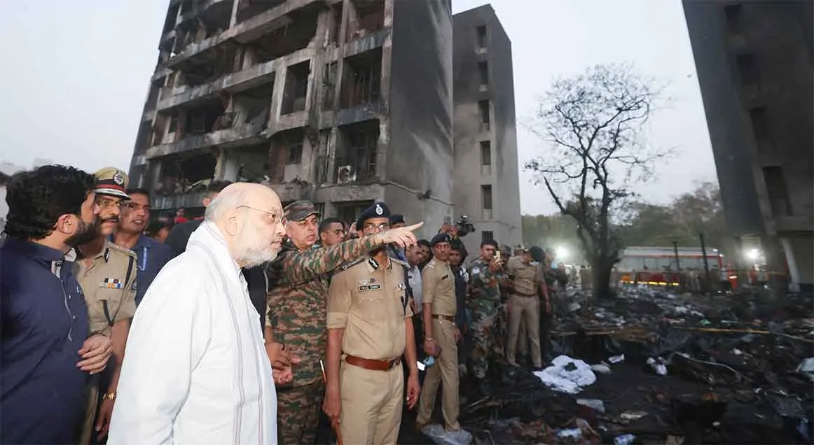 Ahmedabad plane crash: अहमदाबाद की धरती पर लाशों की सिर्फ राख देख, एक चीखते हुए सन्नाटे में समा गया अहमदाबाद!