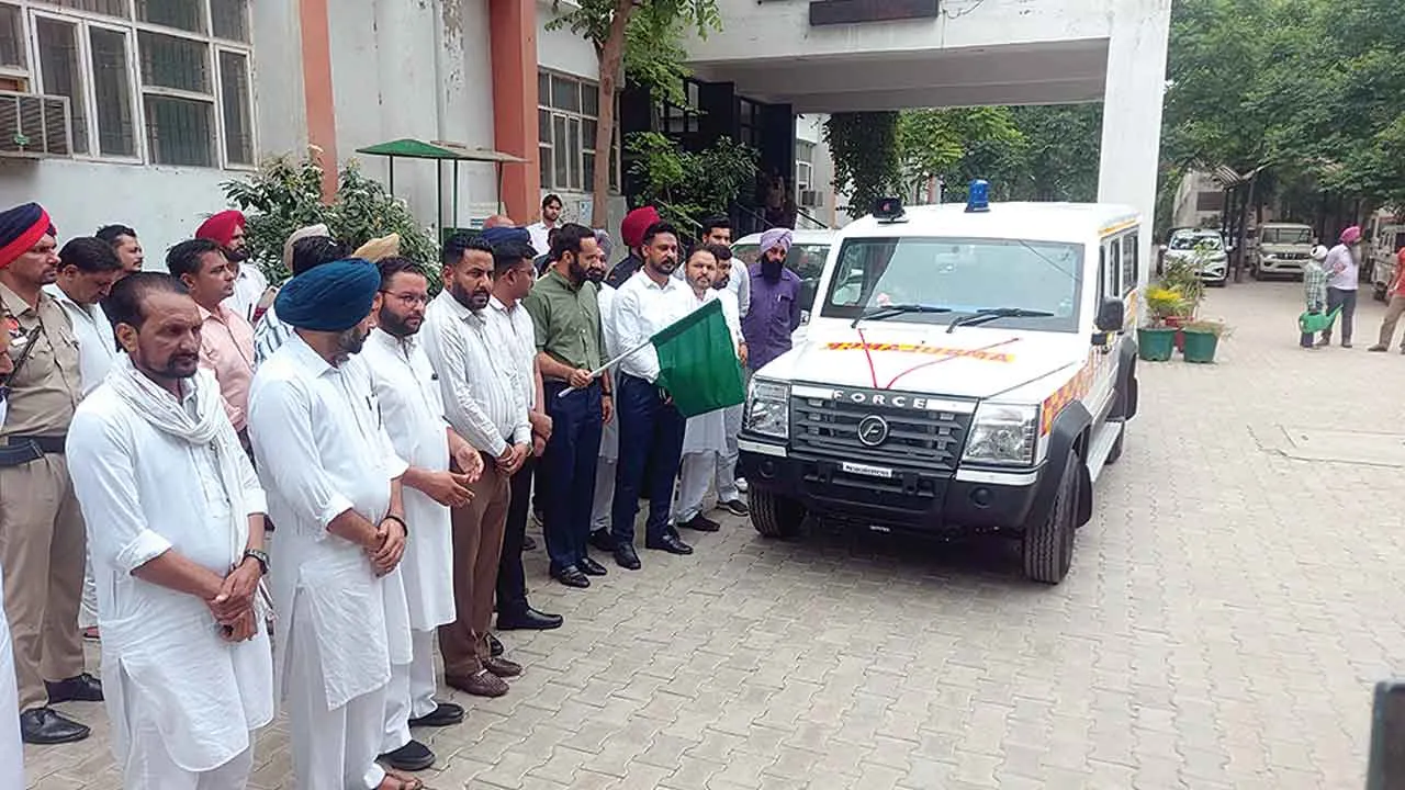 Government Hospital Barnala: सरकारी अस्पताल बरनाला को मिली नई एम्बूलैंस, मीत हेयर ने दिखाई हरी झंडी