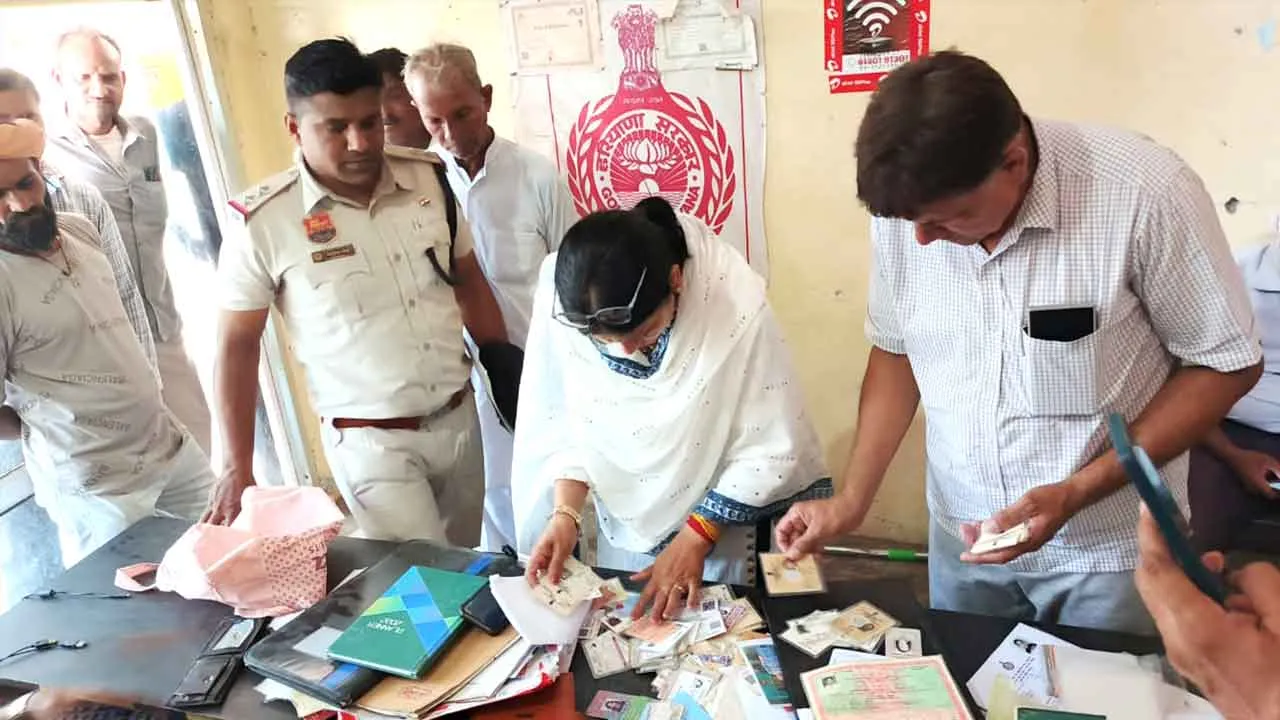 CSC Center News: सीएम फ्लाइंग ने दो सीएससी सेंटरों पर की छापेमारी