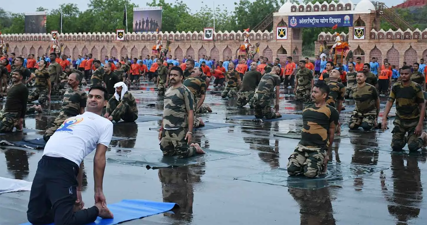 International Yoga Day 2025: बीएसएफ जवानों ने अटारी-वाघा और हुसैनीवाला बॉर्डर पर मनाया योग दिवस