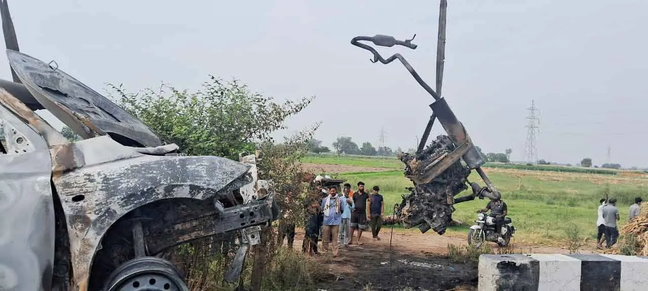 Uttar Pradesh Accident: भीषण सड़क हादसे में एक ही परिवार के पाँच लोग जिंदा जले