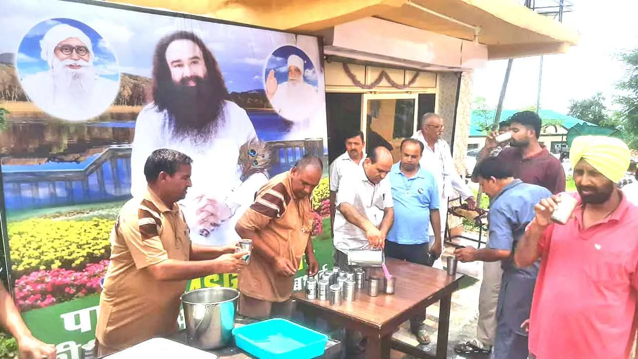 चचिया नगरी हिमाचल में सेवादारों ने लगाई मीठे जल की छबील: फादर्स डे पर मानवता की मिसाल