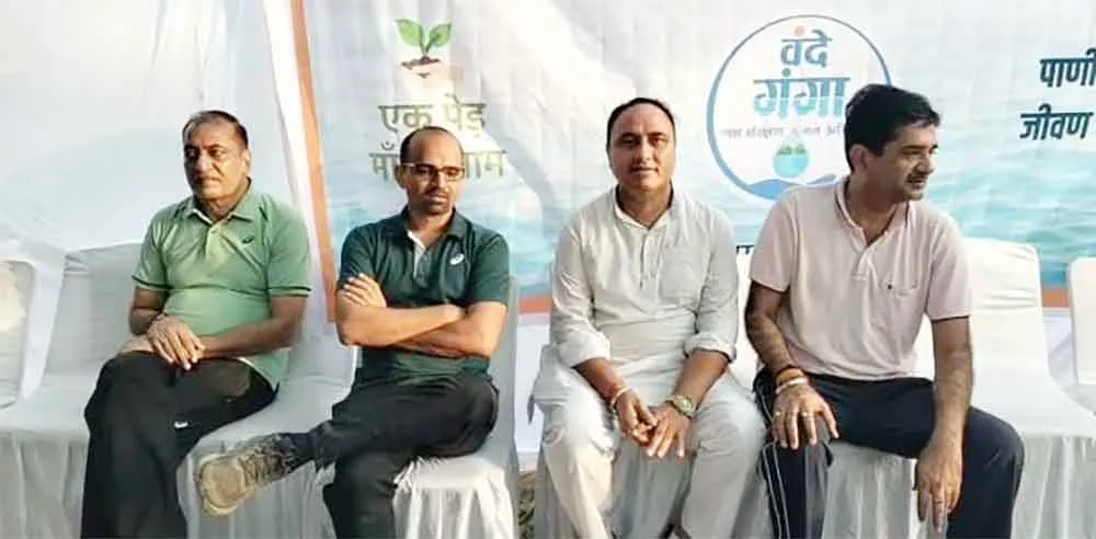 जिला कलक्टर ने चलाया फावड़ा, एकत्रित किया प्लास्टिक कचरा