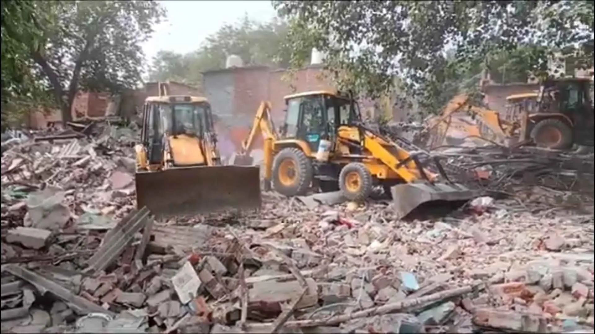 Delhi: दिल्ली के मद्रासी कैंप में तोड़फोड़ अभियान आरंभ, अर्धसैनिक बल और भारी पुलिस बल तैनात