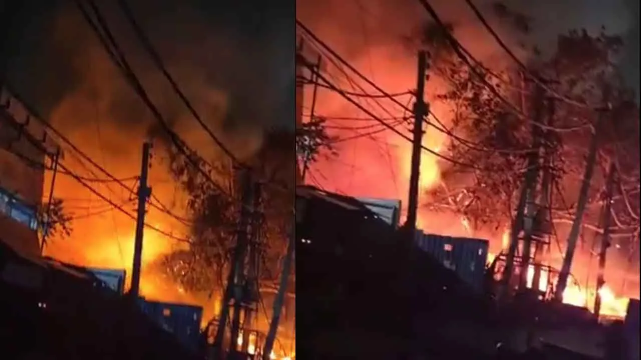 Delhi Gur Mandi Fire: झुग्गियों में भीषण आग का तांडव, लोगों ने भागकर बचाई जान
