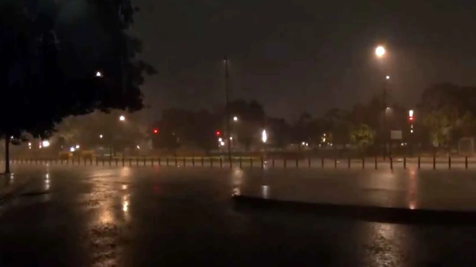 Delhi NCR Weather: आरके पुरम में आंधी-तूफान ये गया दो ढाबा कर्मचारियों की जान