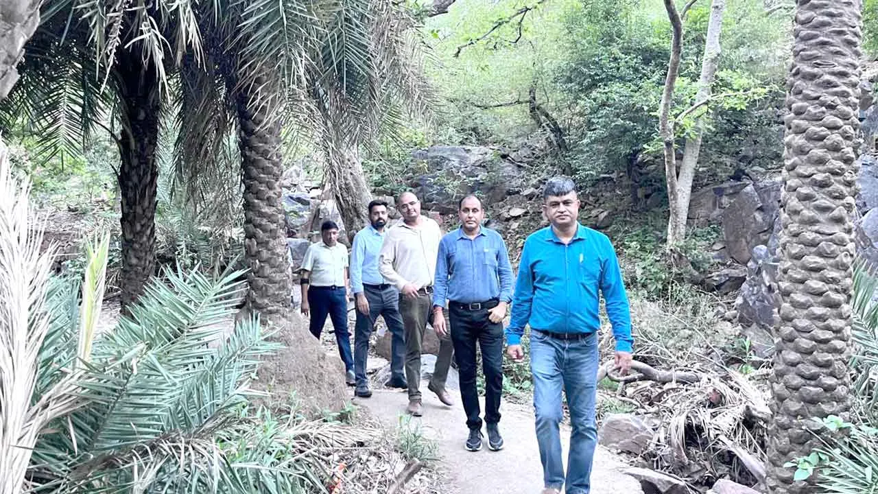 केंद्रीय टीम ने किया बड़खल क्षेत्र में जल संरक्षण कार्यों का किया निरीक्षण