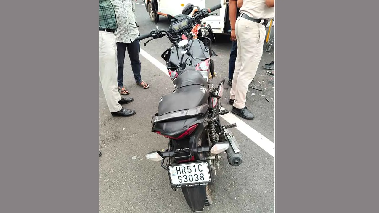 Faridabad Road Accident: फरीदाबाद में एक्सप्रेस वे पर टैंकर में पीछे से टकराई बाइक, 2 लोगों की मौत