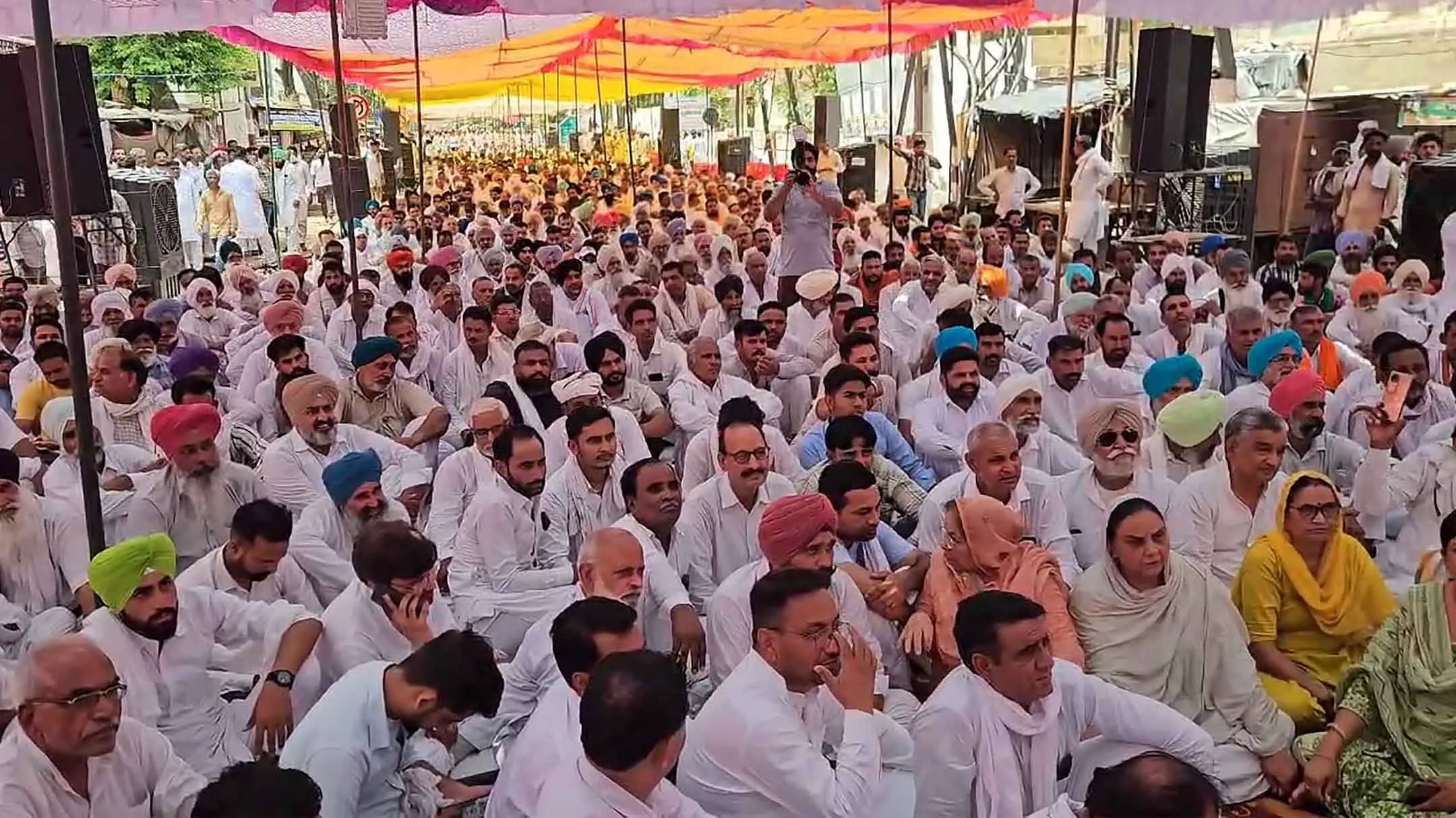Farmers News: पानी की मांग को लेकर प्रदर्शन कर रहे किसानों को प्रशासन ने वार्ता के लिए बुलाया