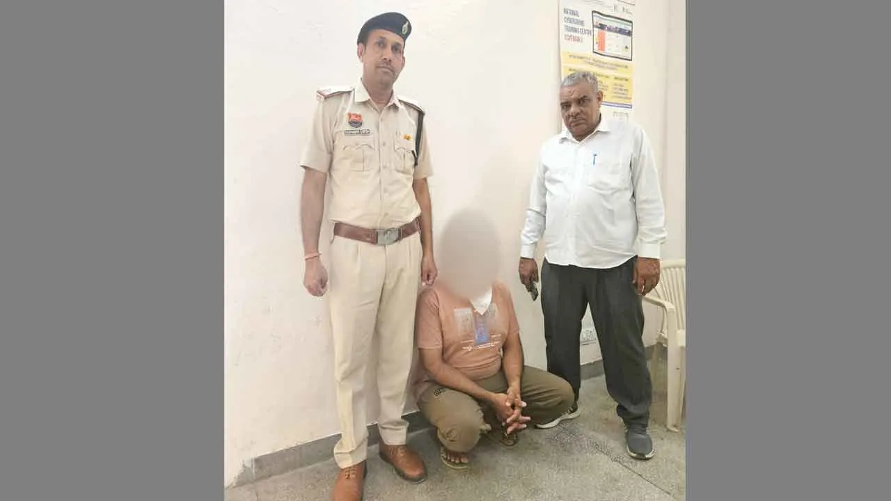Travel Agent Arrested: ऑस्ट्रेलिया भेजने का झांसा देकर लाखों की ठगी करने वाला ट्रैवल एजेंट गिरफ्तार