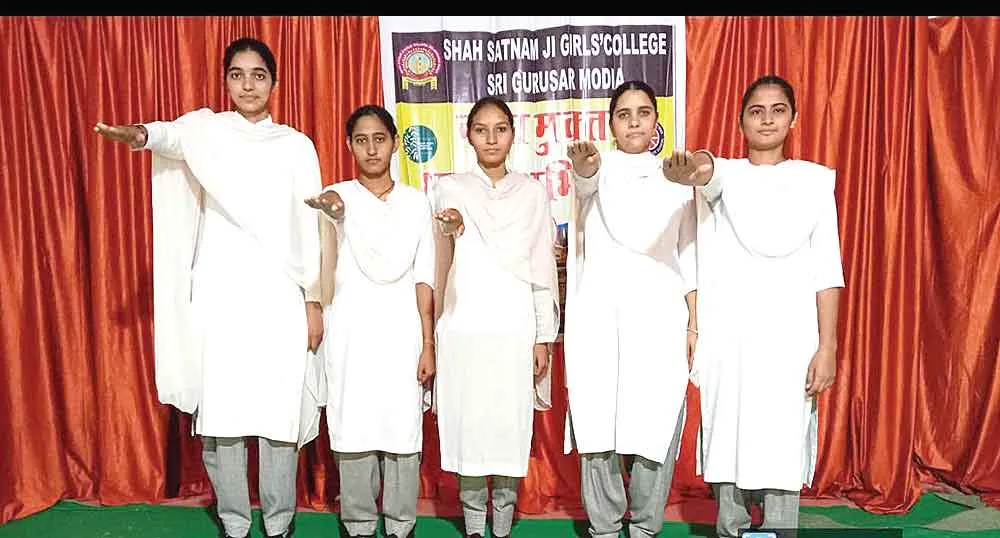 Shri Gurusar Modia: शाह सतनाम जी गर्ल्स कॉलेज की छात्रों ने नशा मुक्ति एवं वृक्षारोपण का दिया सन्देश