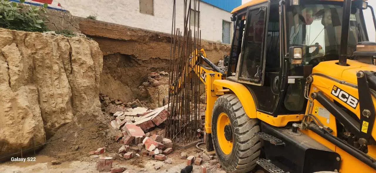Greater Noida: निर्माणाधीन बेसमेंट की दीवार गिरी, तीन मजदूरों की मौत, मची अफरा-तफरी