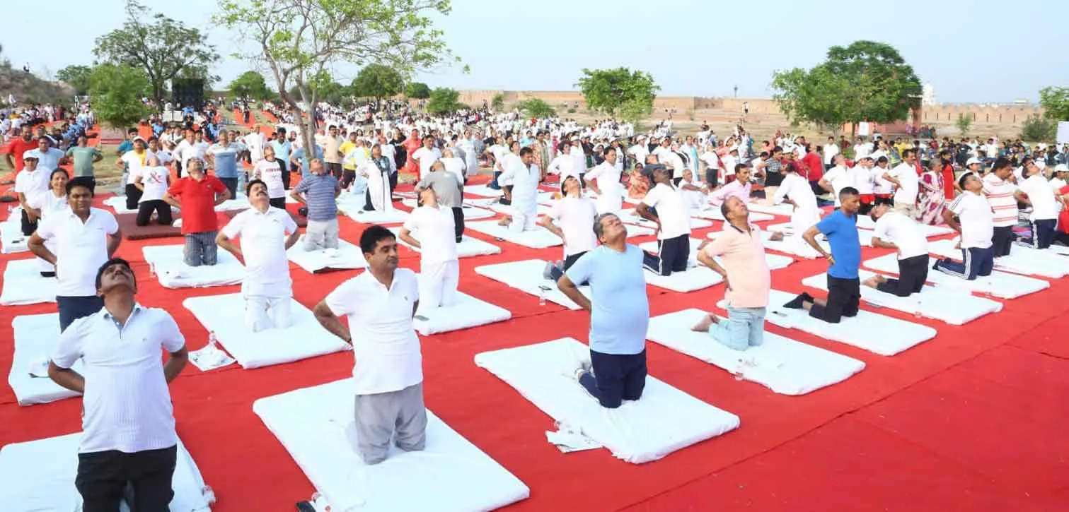 Yoga Day: हजारों योग साधकों ने सामूहिक योगाभ्यास कर दिया आरोग्यता-वसुधैव कुटुम्बकम् का संदेश