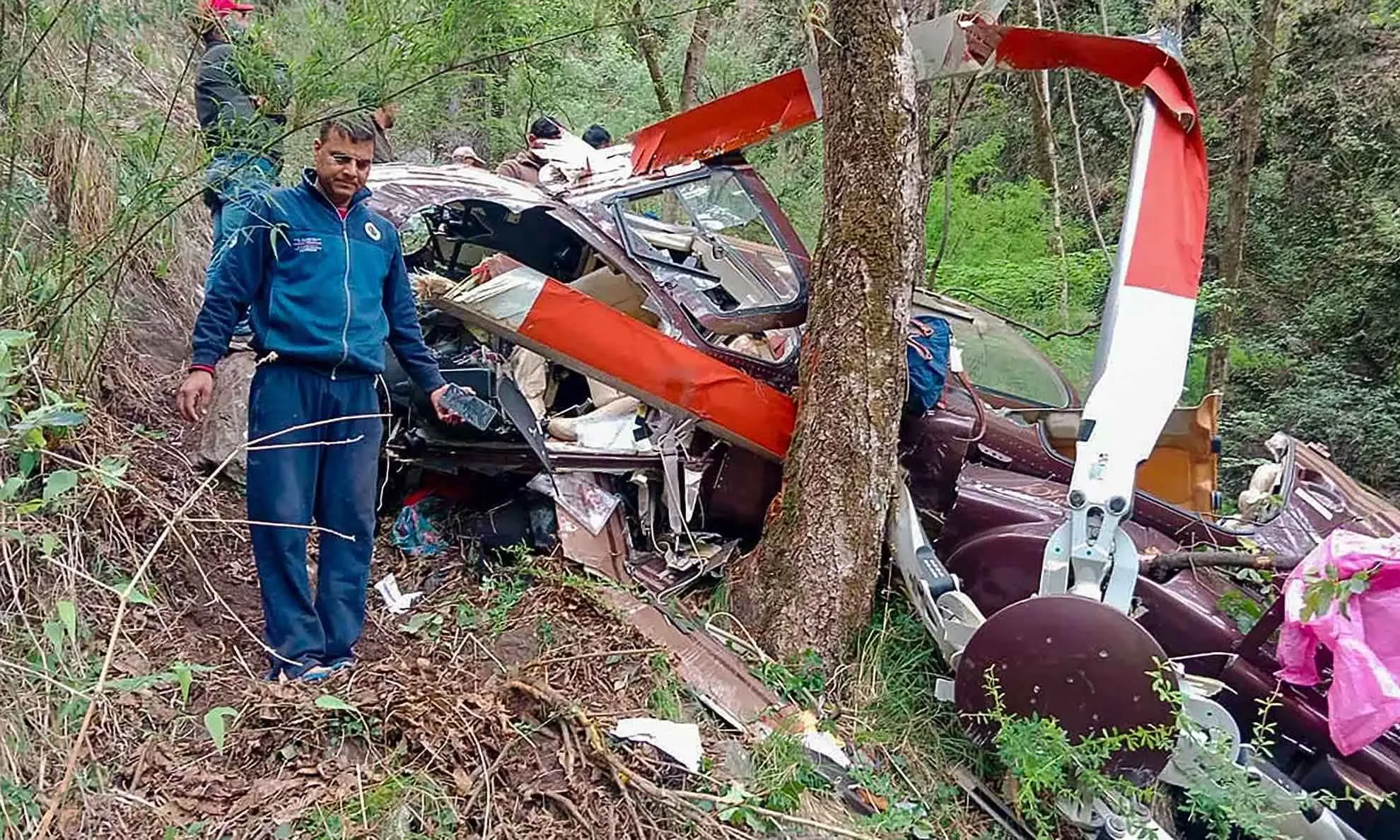 Uttarakhand Helicopter crashes: अहमदाबाद के बाद अब उत्तराखंड में बड़ा हादसा! गौरीकुंड के पास हेलीकॉप्टर क्रैश