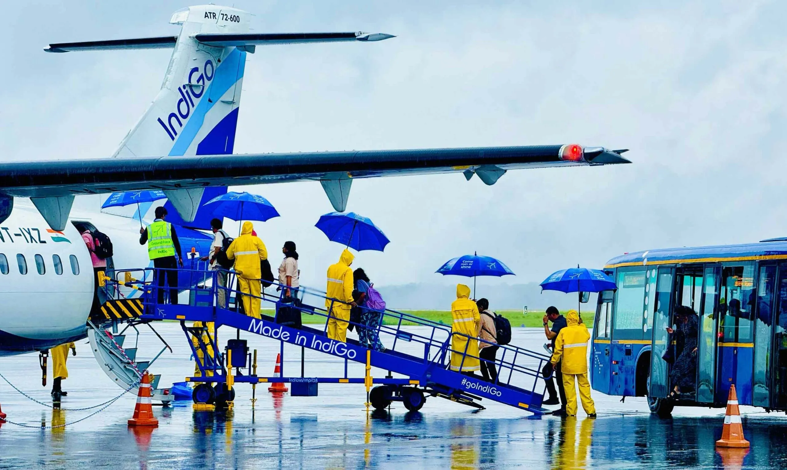 IndiGo flight Emergency landing: अहमदाबाद हादसे के बाद बढ़ा डर! अब इंडिगो फ्लाइट की हुई इमरजेंसी लैंडिंग, लेह की बजाय दिल्ली में उतारा विमान